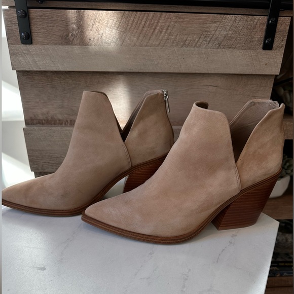 VINCE CAMUTO | Gigietta Bootie - Picture 2 of 9